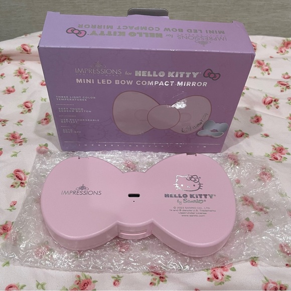 Hello Kitty Impressions Vanity Mini Led Bow Compact Mirror - Picture 4 of 5